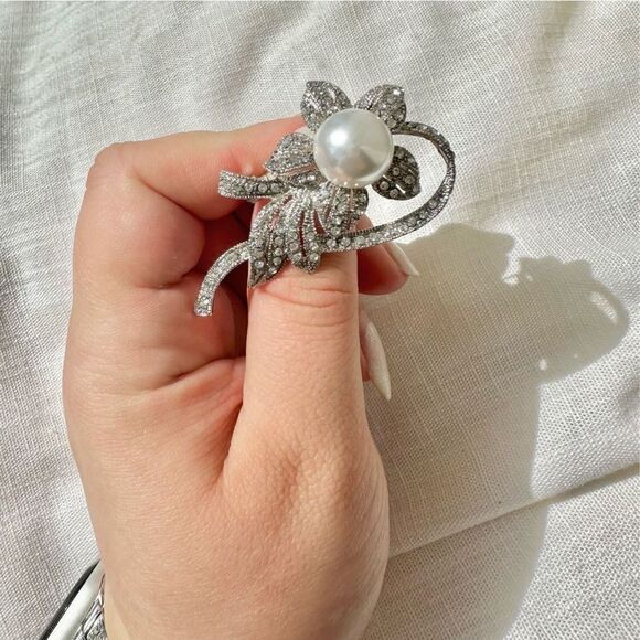 ￼ Cubic zirconia flower with faux Pearl brooch - Picture 3 of 3